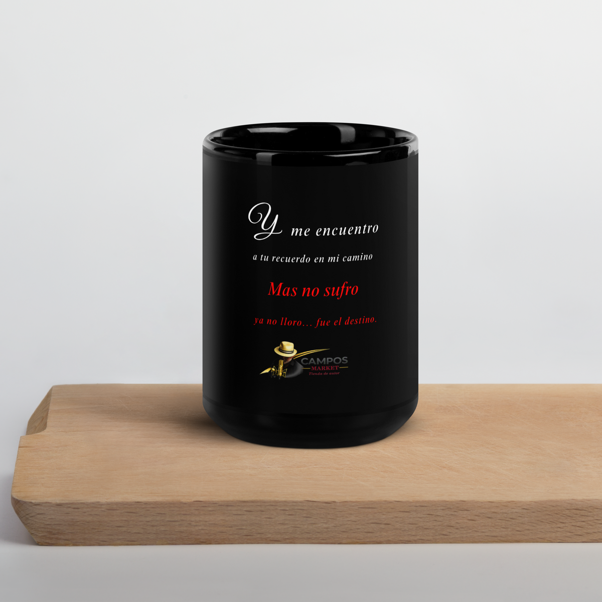 taza negra brillante cayendo telones