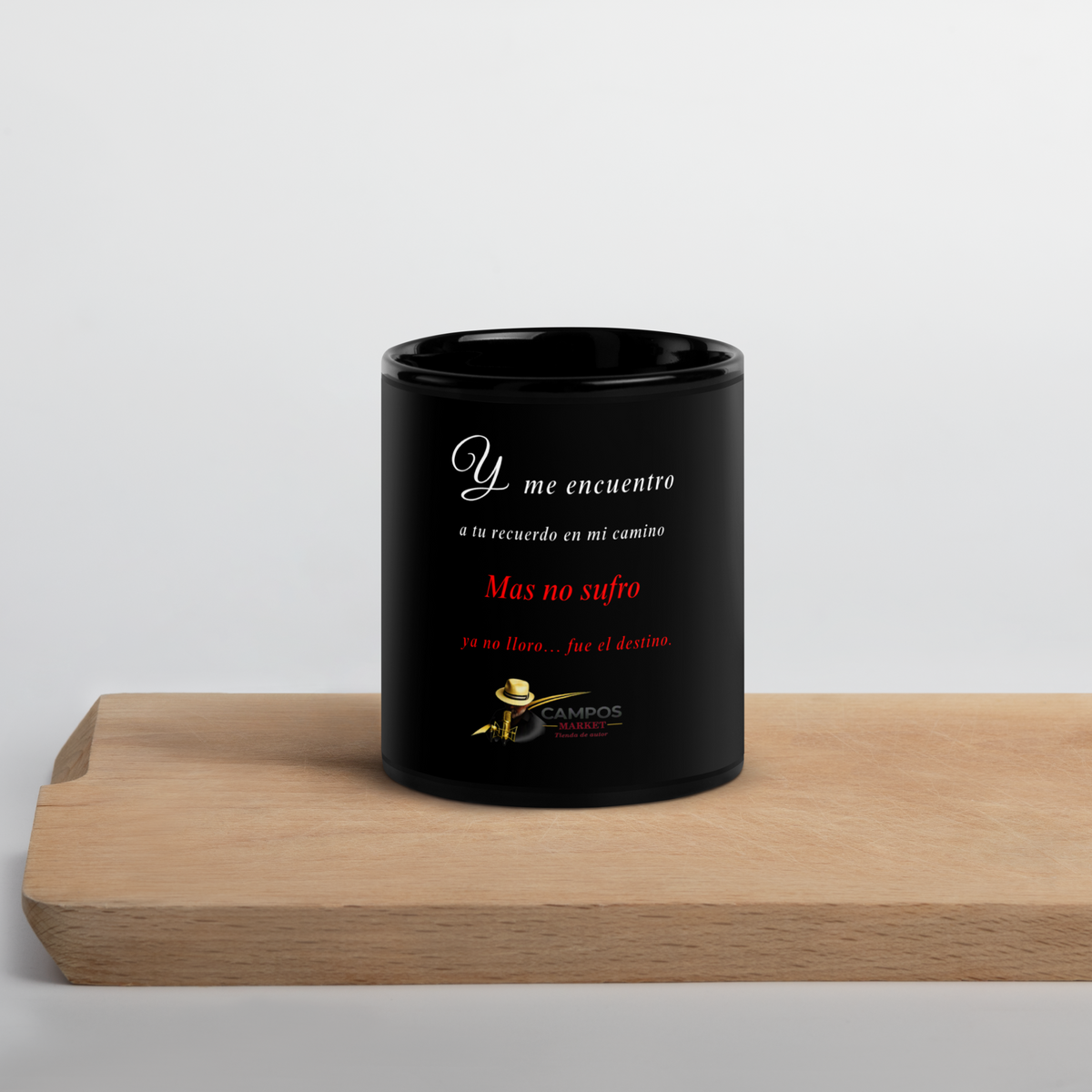 taza negra brillante cayendo telones