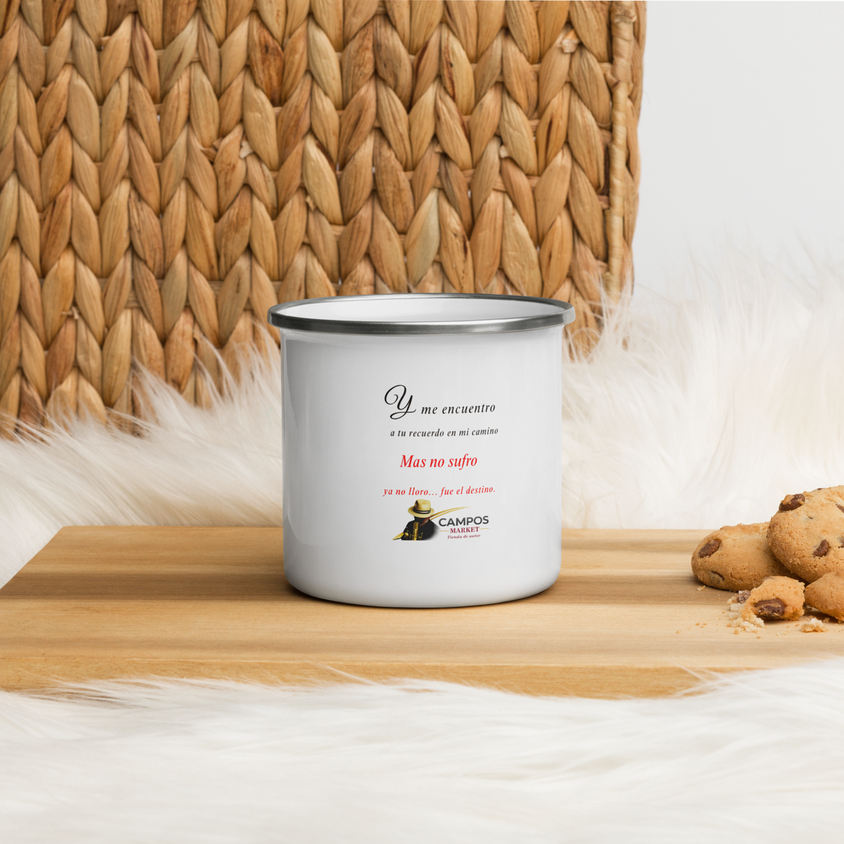 Taza esmaltada cayendo telones