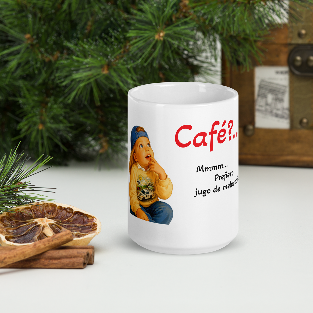 Taza blanca brillante jugo de melocotón