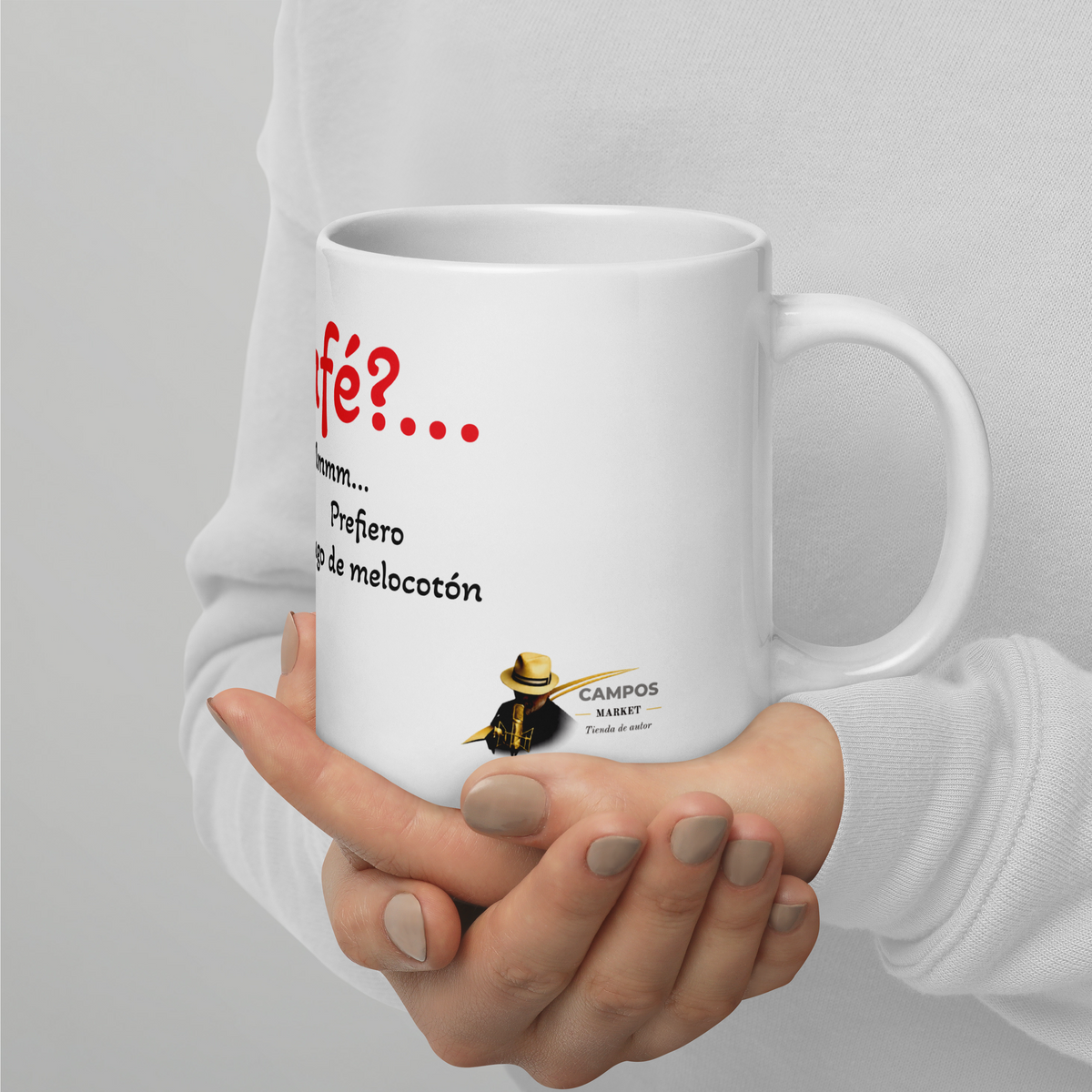 Taza blanca brillante jugo de melocotón